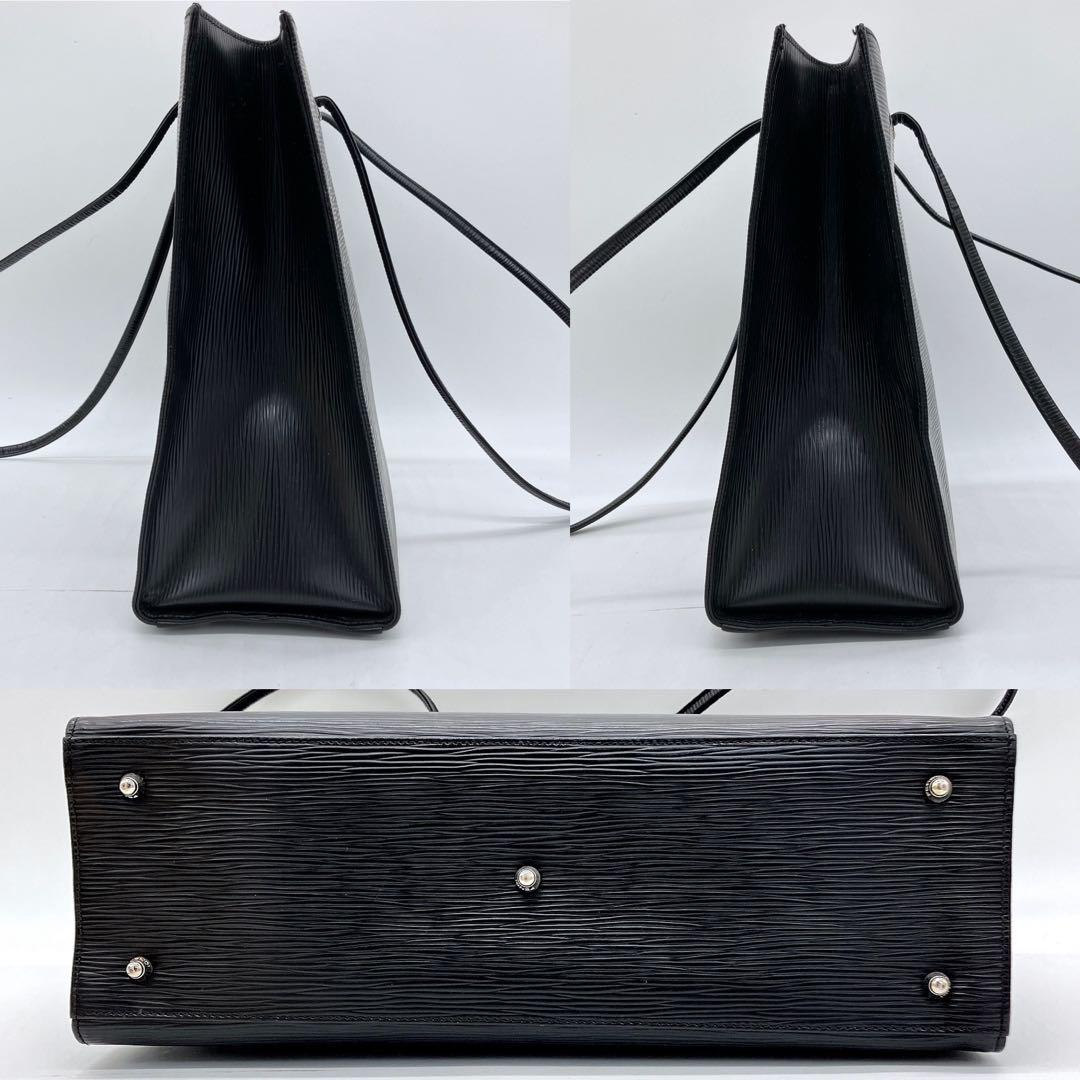 【FENDI】ショルダートートバッグ　ロゴ型押し　レザー　ブラック　A4