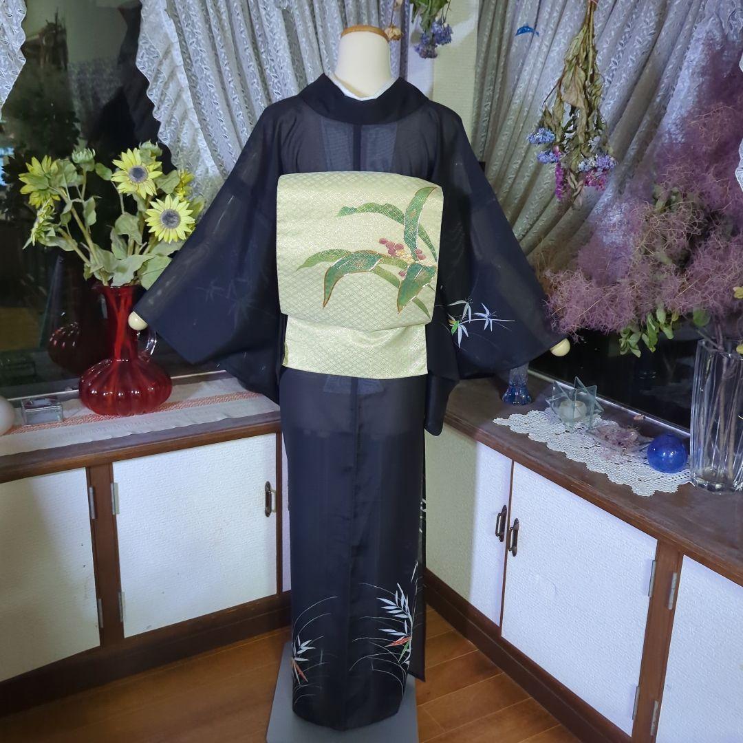 黒の地に清々しく描かれます笹竹が粋な絵模様を見せる洗える絽のお着物です