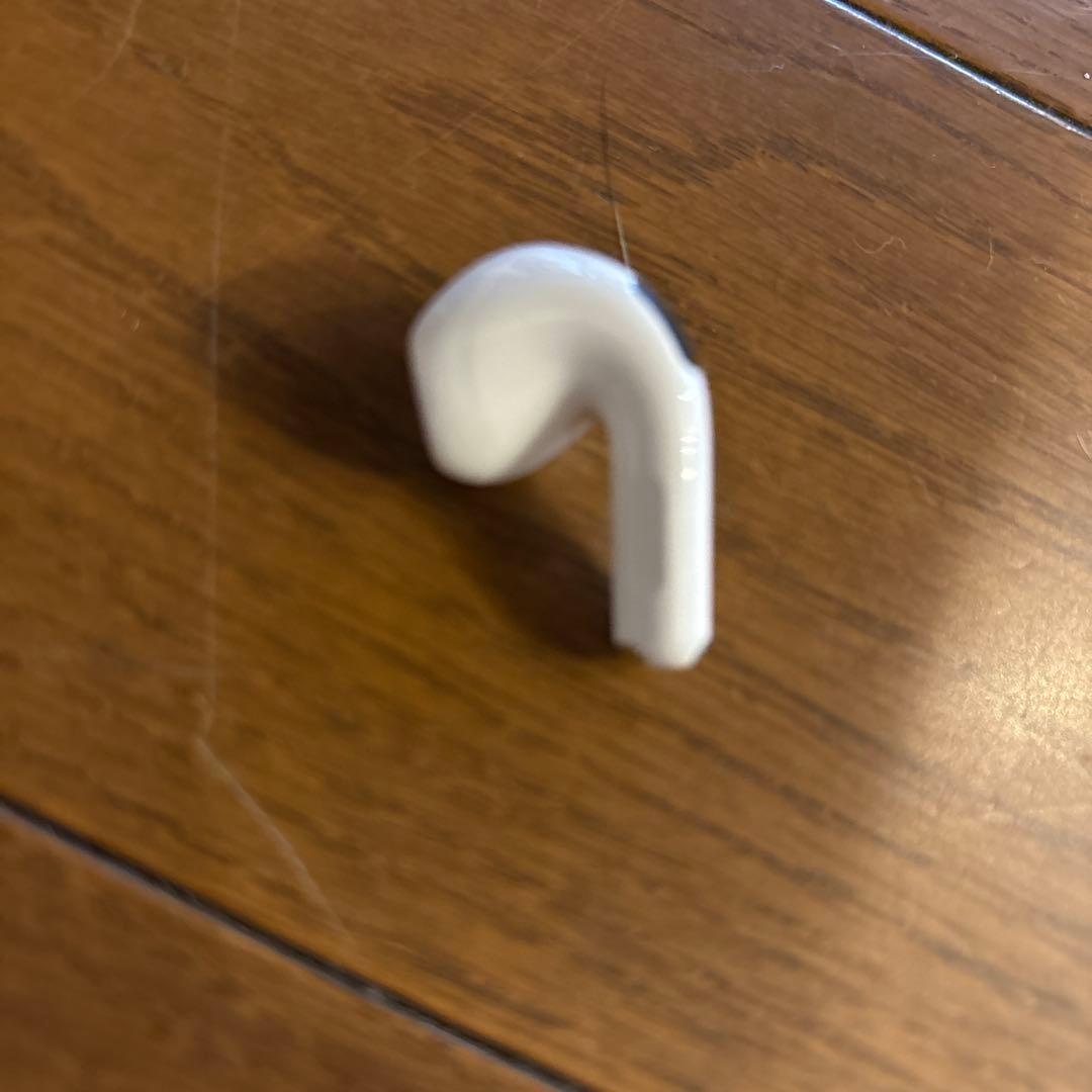 AirPods4本体 ホワイト 充電ケース付き　左耳のみ　片方だけです