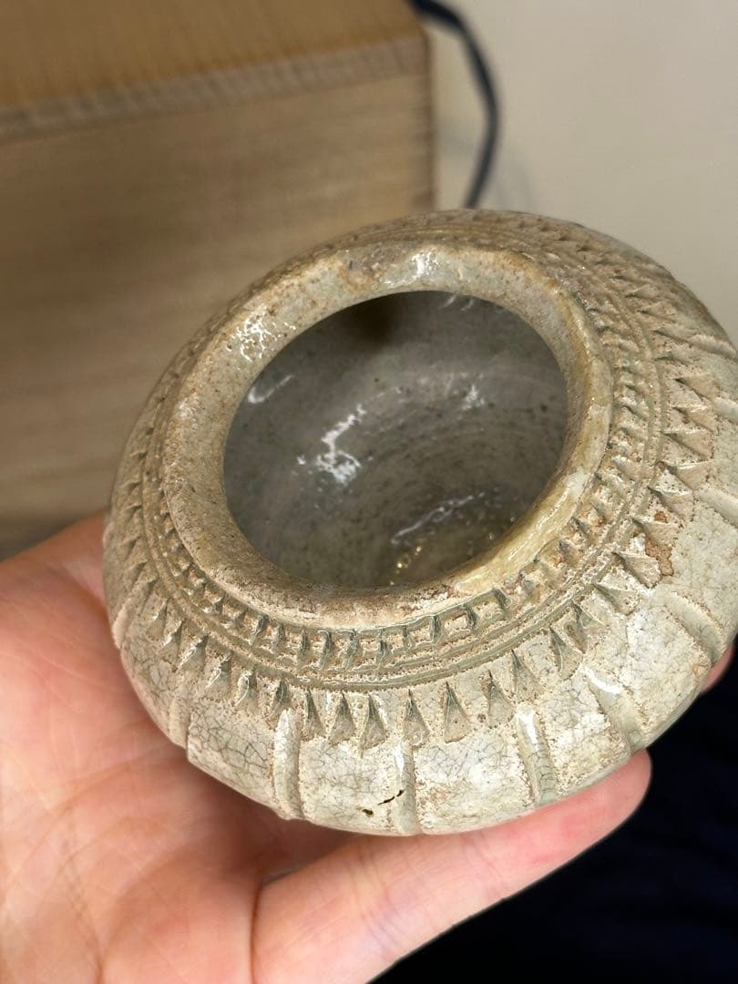 中国宋元時代 高古磁器 香合 小罐 蓮花浮彫蓋 石質感釉 灰白青色 貫入 箱付き