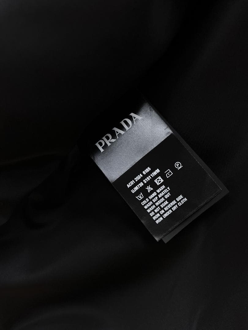 ブラック ナイロンジャケット フード付き