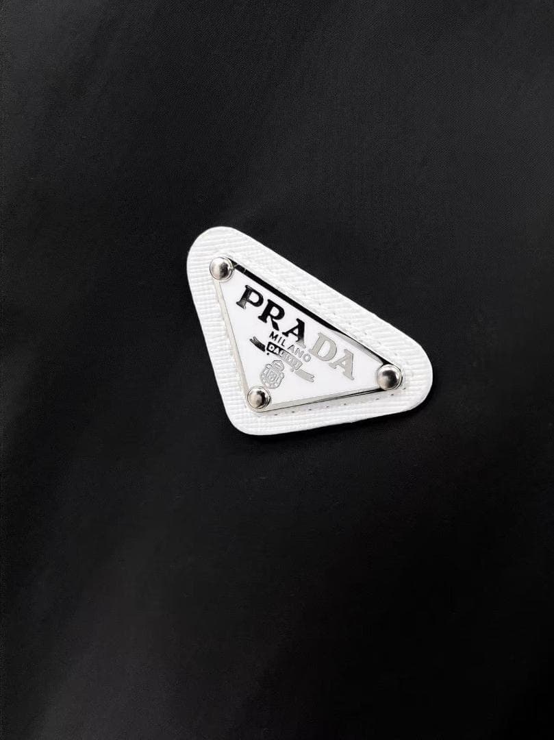 ブラック ナイロンジャケット フード付き