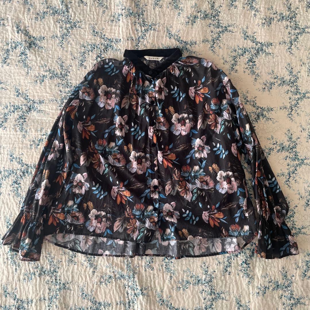 SUSURI ススリ　メロフォンブラウス 2025AW ブラック　フラワー