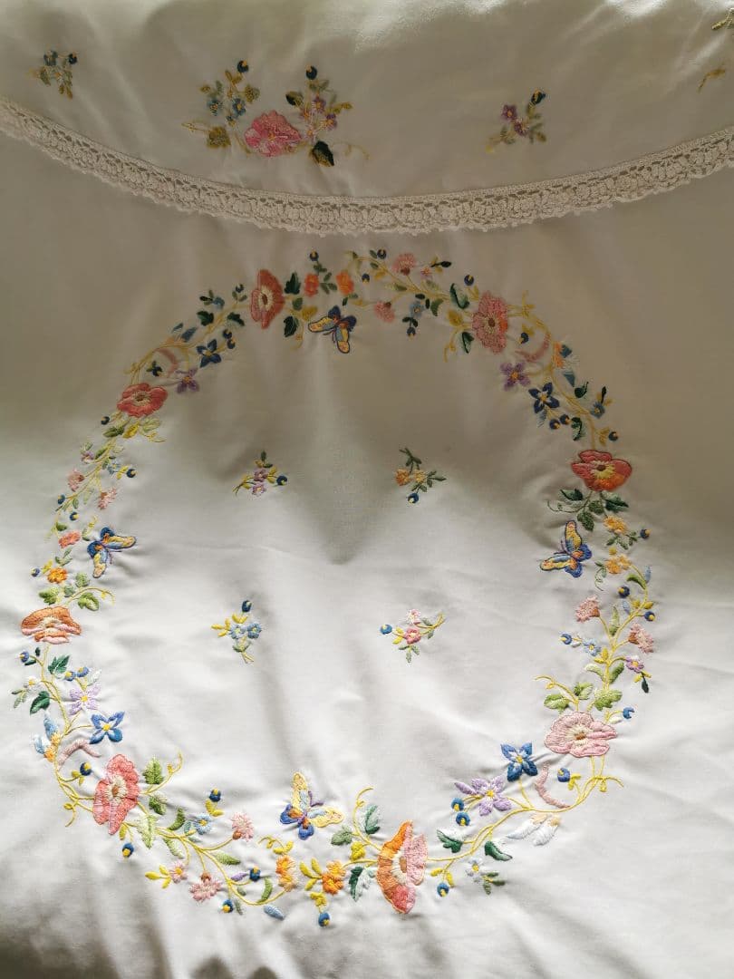 アンティーク花々と蝶の色糸エンブロイダリー ラウンドドイリー クロシェレース装飾