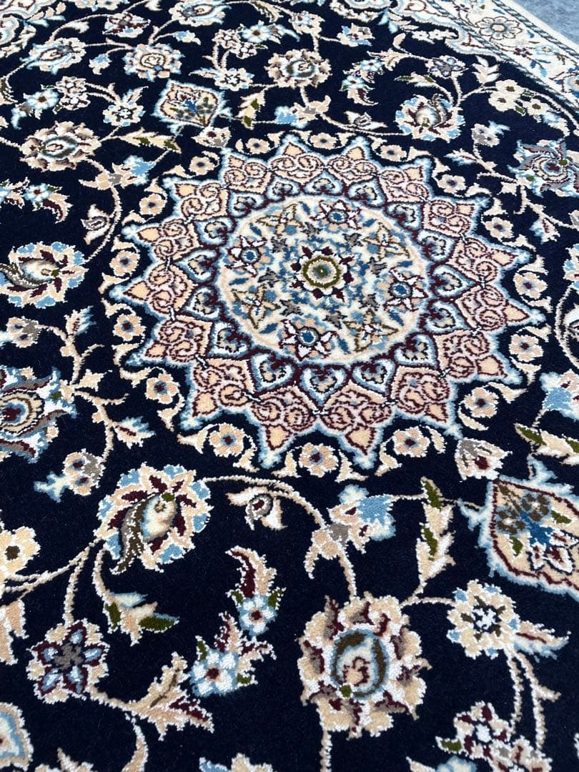 ！早いもの勝ち！イラン製 手織りペルシャ絨毯　ナイン　約81cm×118cm