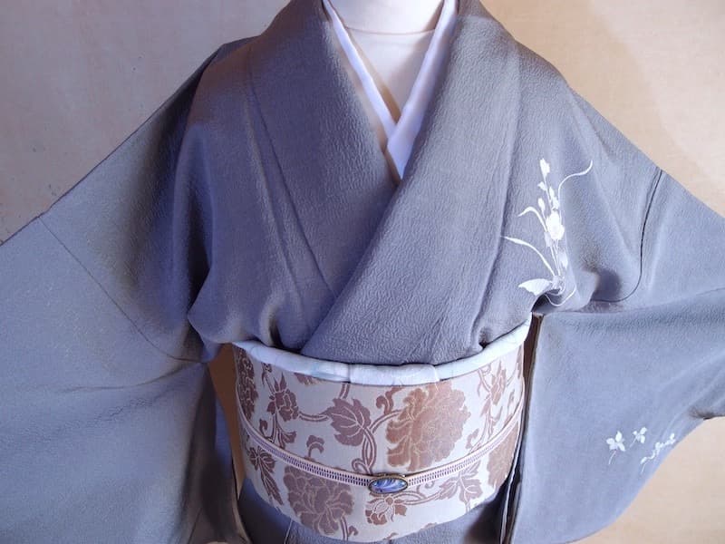 未使用　やまと謹製　付下げ（白花文）裄66,5　落款入　背紋なし　正絹美品