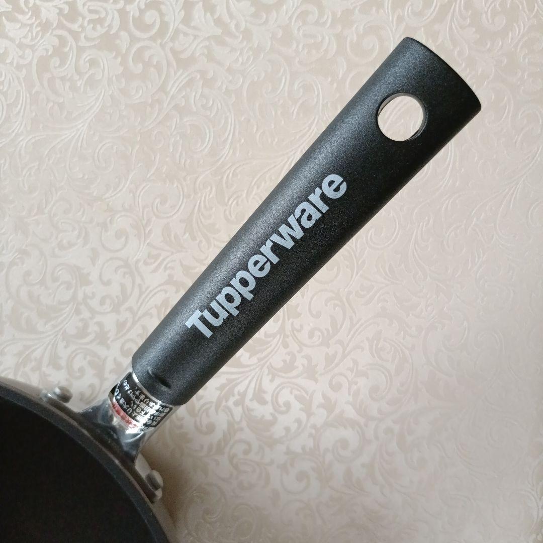 Tupperware 深型の匠フライパン 22cm、蓋付き 黒