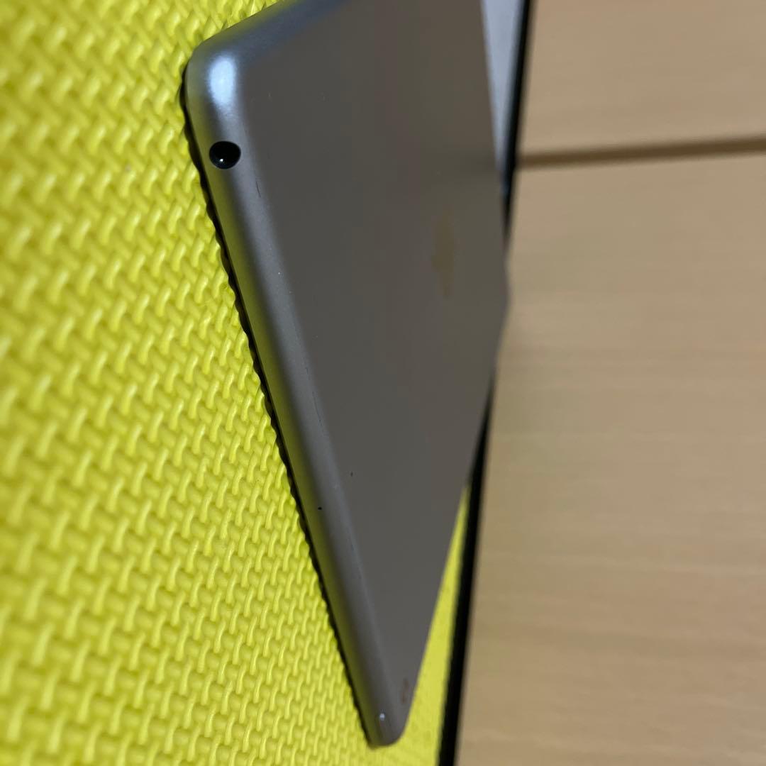 iPad第6世代　カバー付き