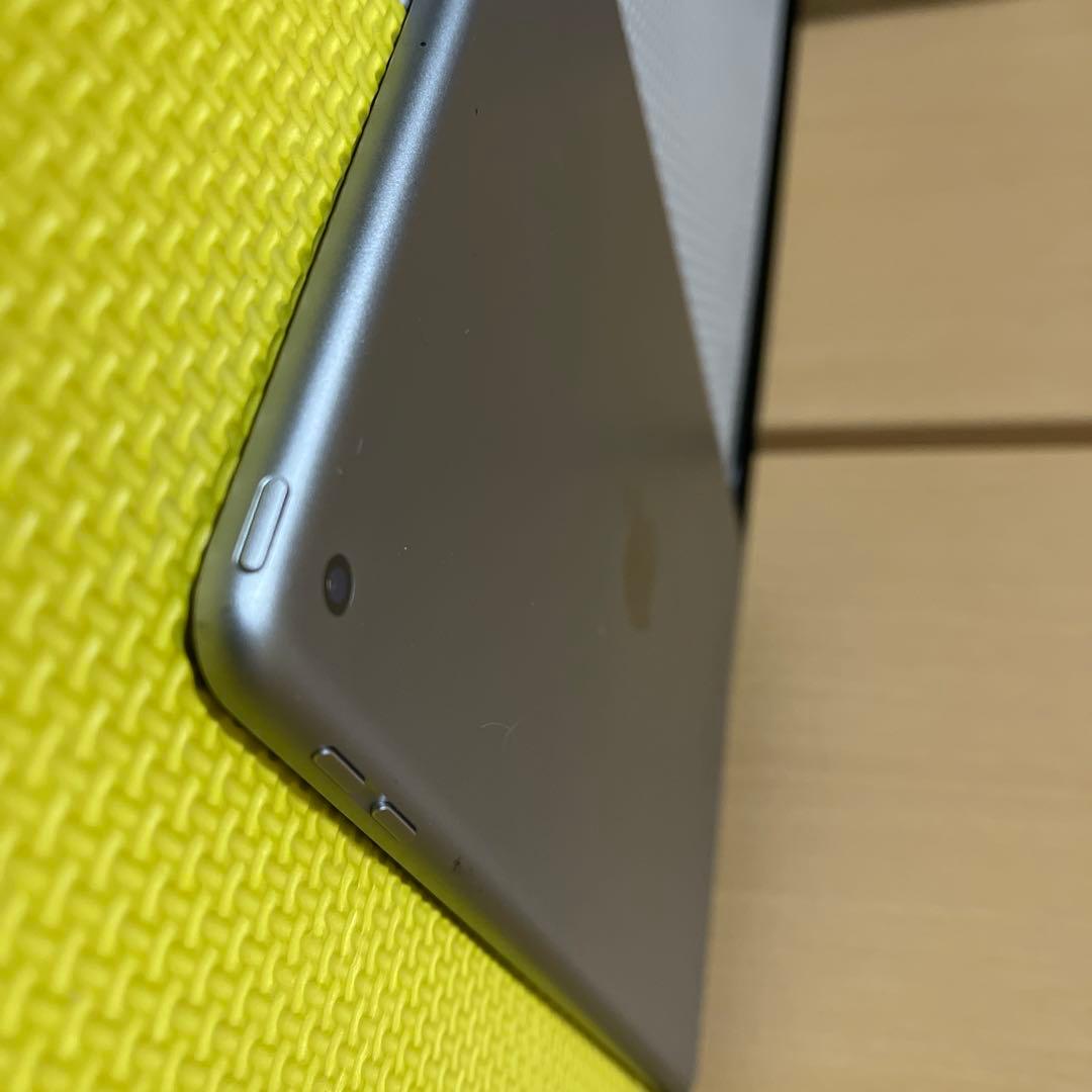 iPad第6世代　カバー付き