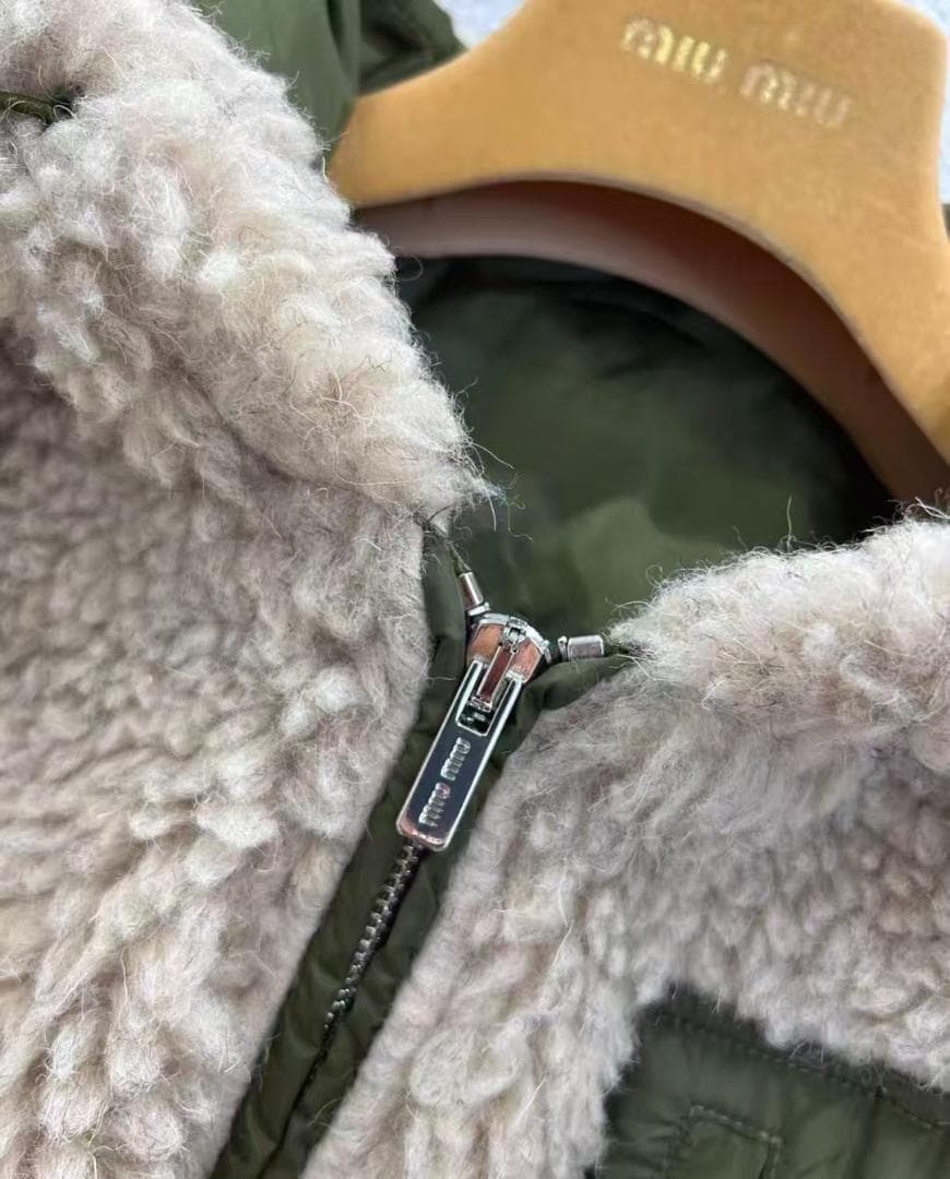 miumiuフード付きボアジャケット