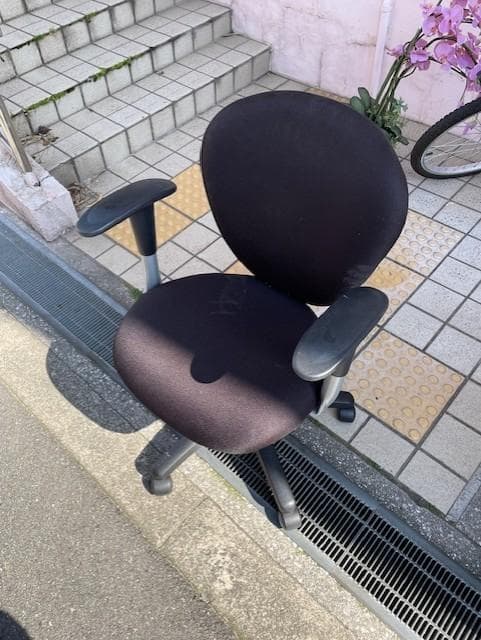 黒のファブリックデスクチェア