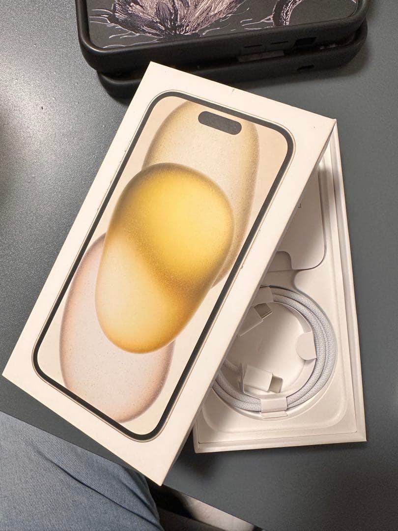 Apple iPhone 15 本体 3つのケース付き