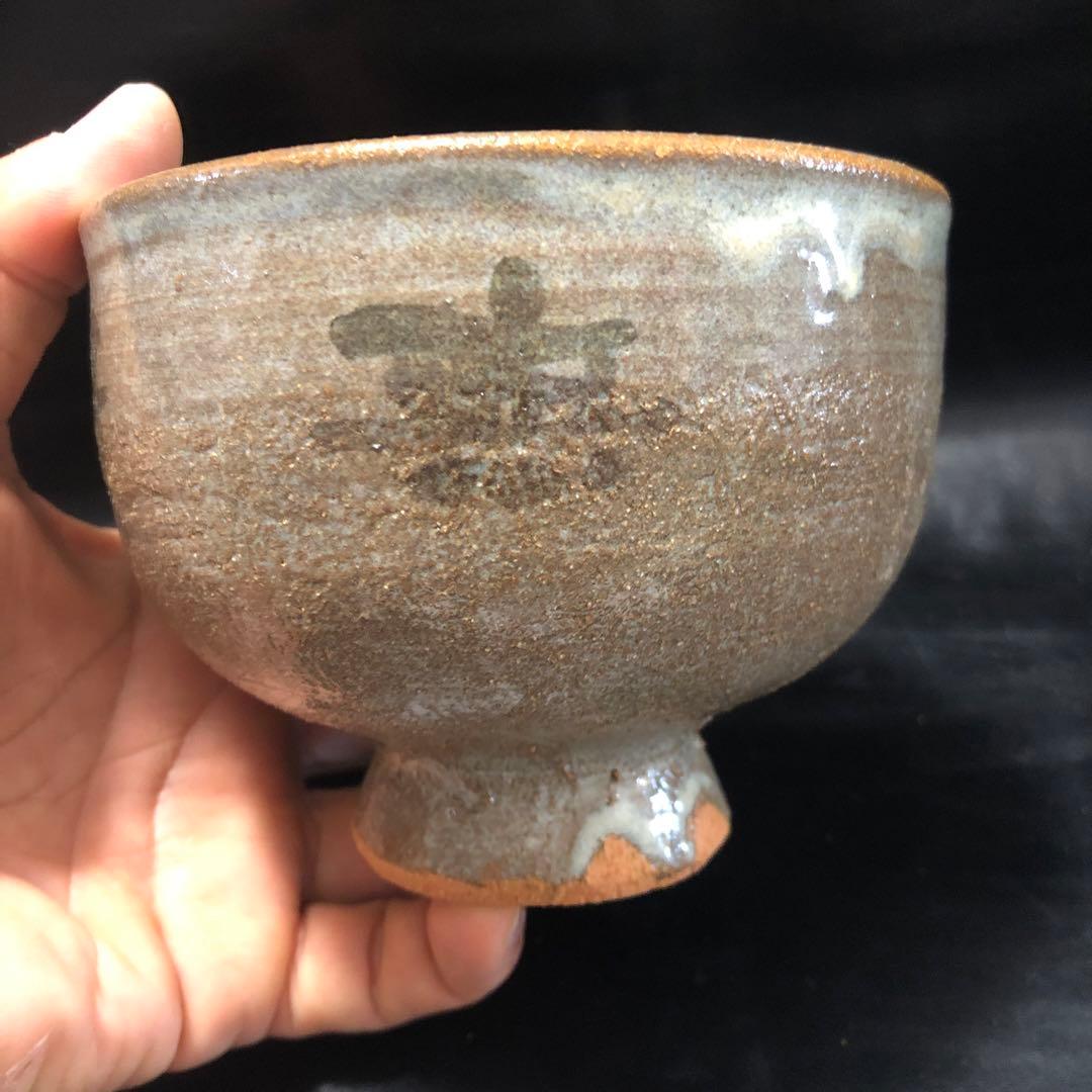 可憐な古美術◾️蔵から高台の高い謎の字が書かれた抹茶茶碗が出てきました。茶道具