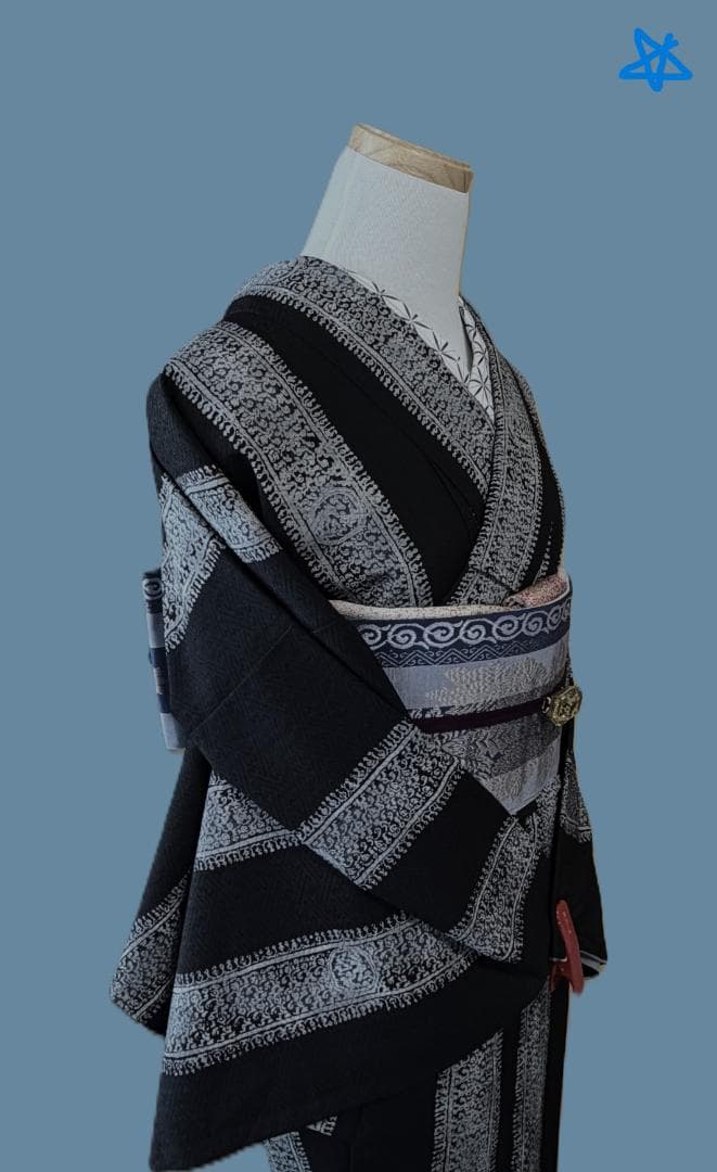 着物９　東レ　こむさでもーど　よろけ縞アラベスク調袷着物　黒　身丈１６７裄丈６７