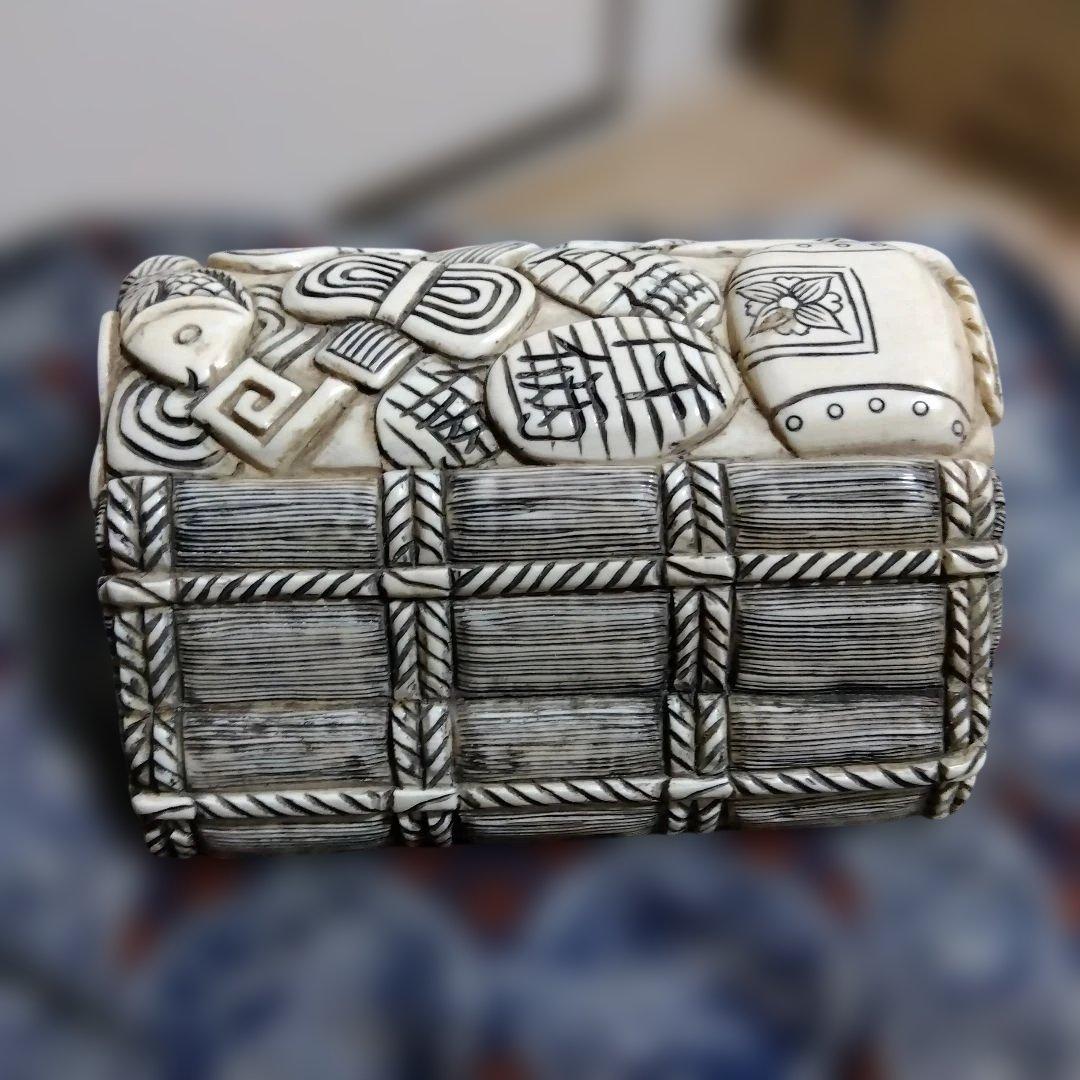 縁起良い置物　宝尽し図　書道などの腕枕？　天然素材(牙角骨？)　座布団付き