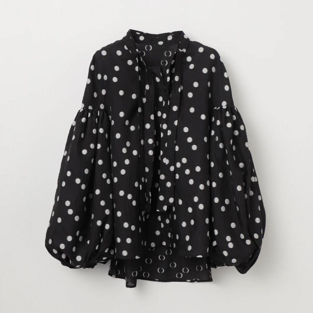 ローブブラン　Sheer Polka Dot Ribbon Blouse