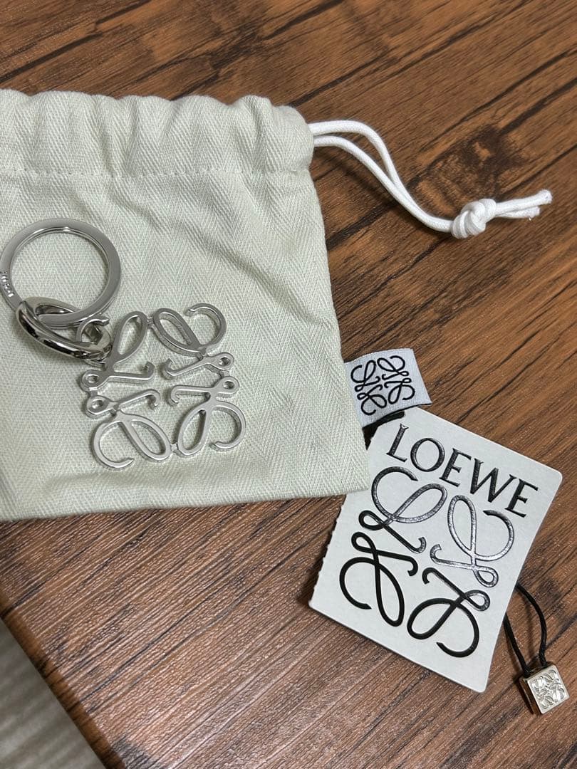 LOEWE シルバーキーホルダー ロゴデザイン