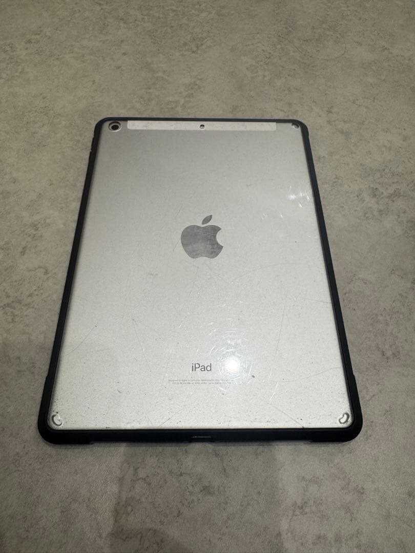 Apple iPad 第6世代 WiFi 32GB シルバー（ケース付き）