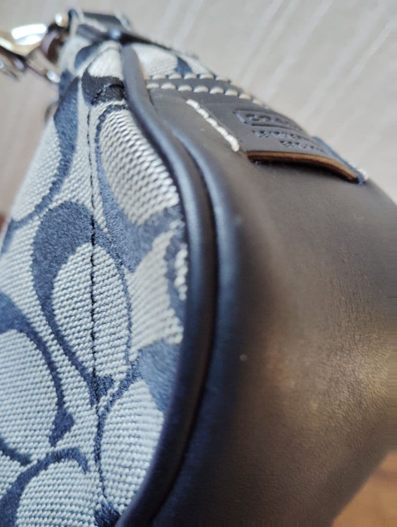 美品　人気　コーチ　シグネチャー　ワンショルダーバッグ　ブラック　保護袋付き