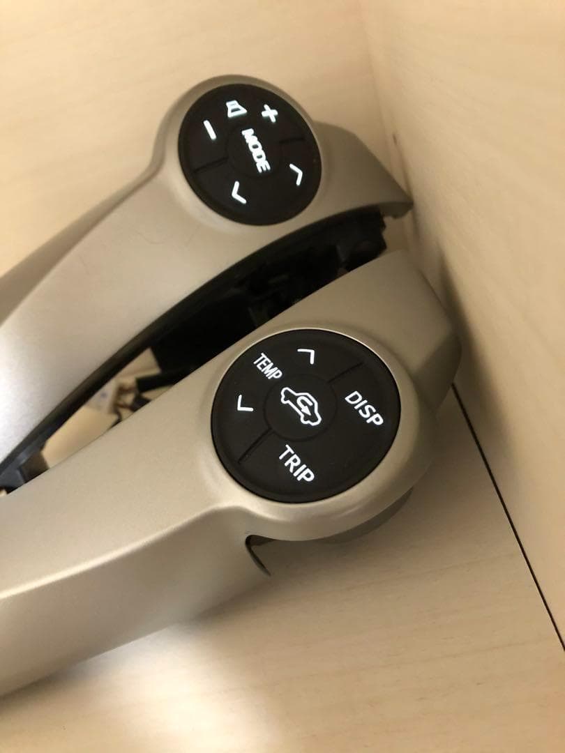 ZVW30 プリウス　後期　ステアリングスイッチ　LED打ち替え済み no2