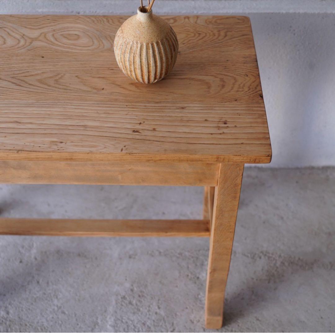 古い無垢材のサイドテーブル