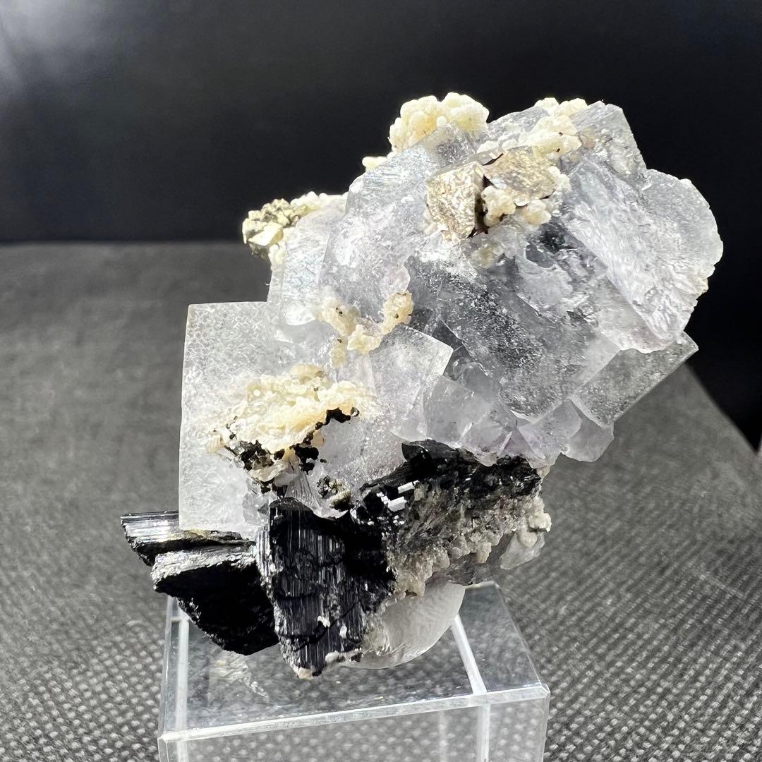 ヤオガンシャン産　ウルフラマイト、パイライト共生　カラーレスフローライト