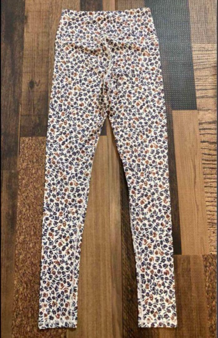 極美　emmi yoga エミヨガ　ヨガウェア　大人上品フラワーM