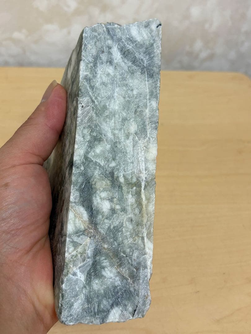 新潟県糸魚川市姫川産巨石天然糸魚川翡翠原石1233g 4面カット磨き無し 国石