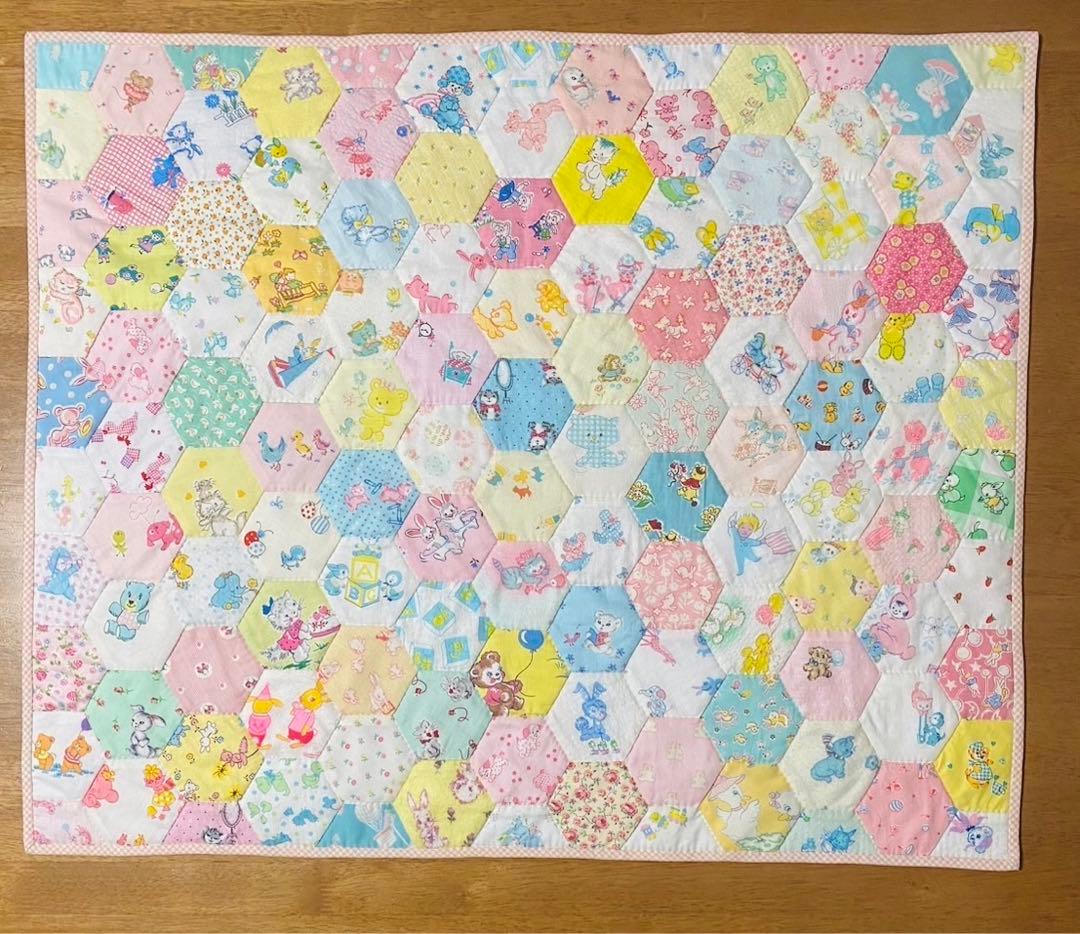 パッチワークキルト　可愛い動物たちのビンテージのキルト