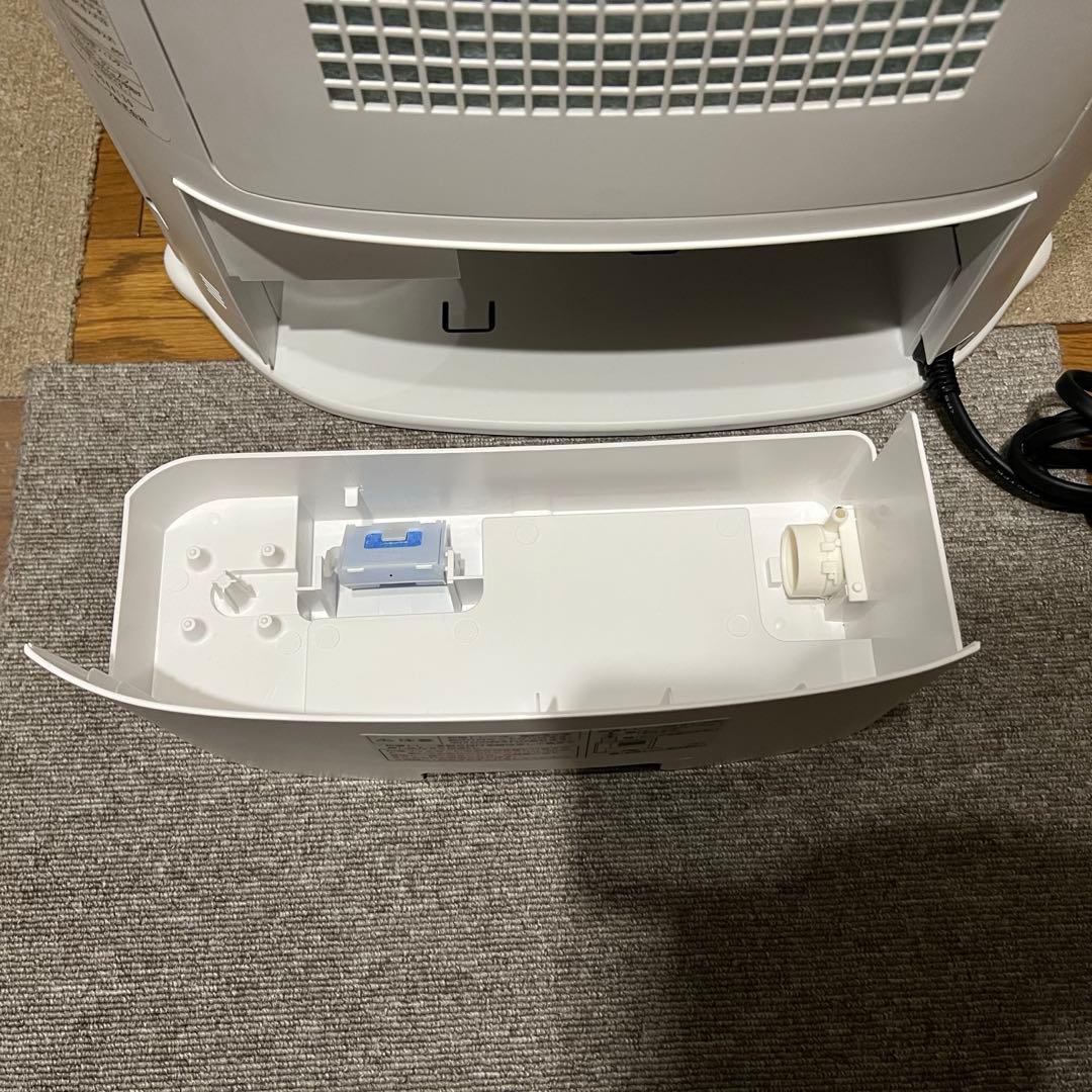 《美品の中古品》　シャープ　加湿セラミック ファンヒーター　HX-J120-W