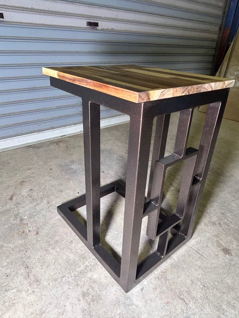 ASE デザイン性を重視したサイドテーブル　粉体塗装を施した他にはないカラー