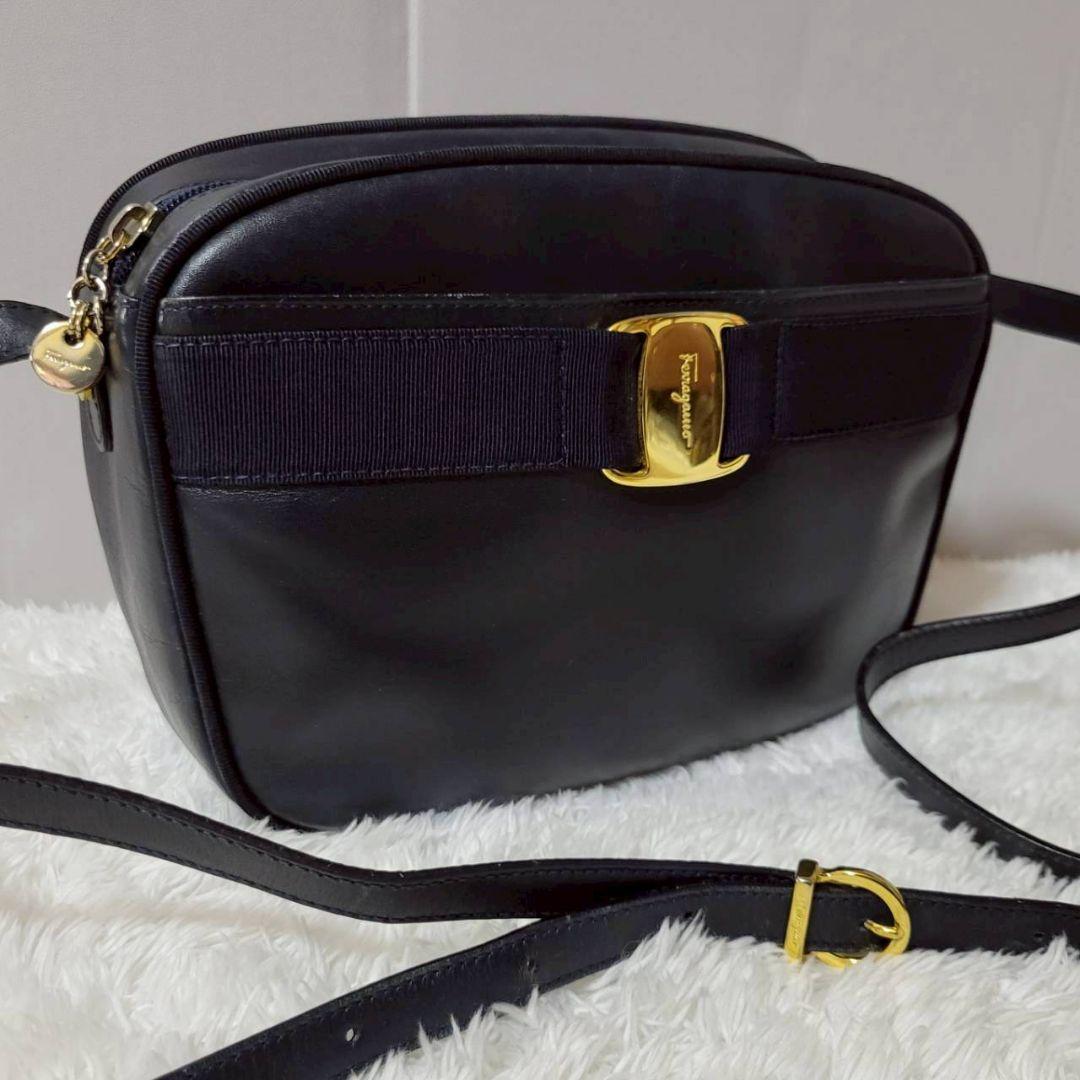 美品✨　サルヴァトーレフェラガモ　ショルダーバッグ　ヴァラリボン　ガンチーニ　紺