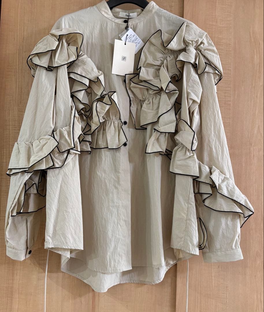 新品タグ付きEAPHI FEELING FRILLS BLOUSE
