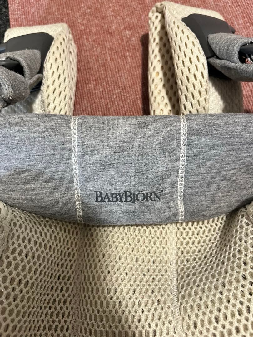 BABYBJÖRN harmony 抱っこ紐 クリーム メッシュ　よだれかけ付き