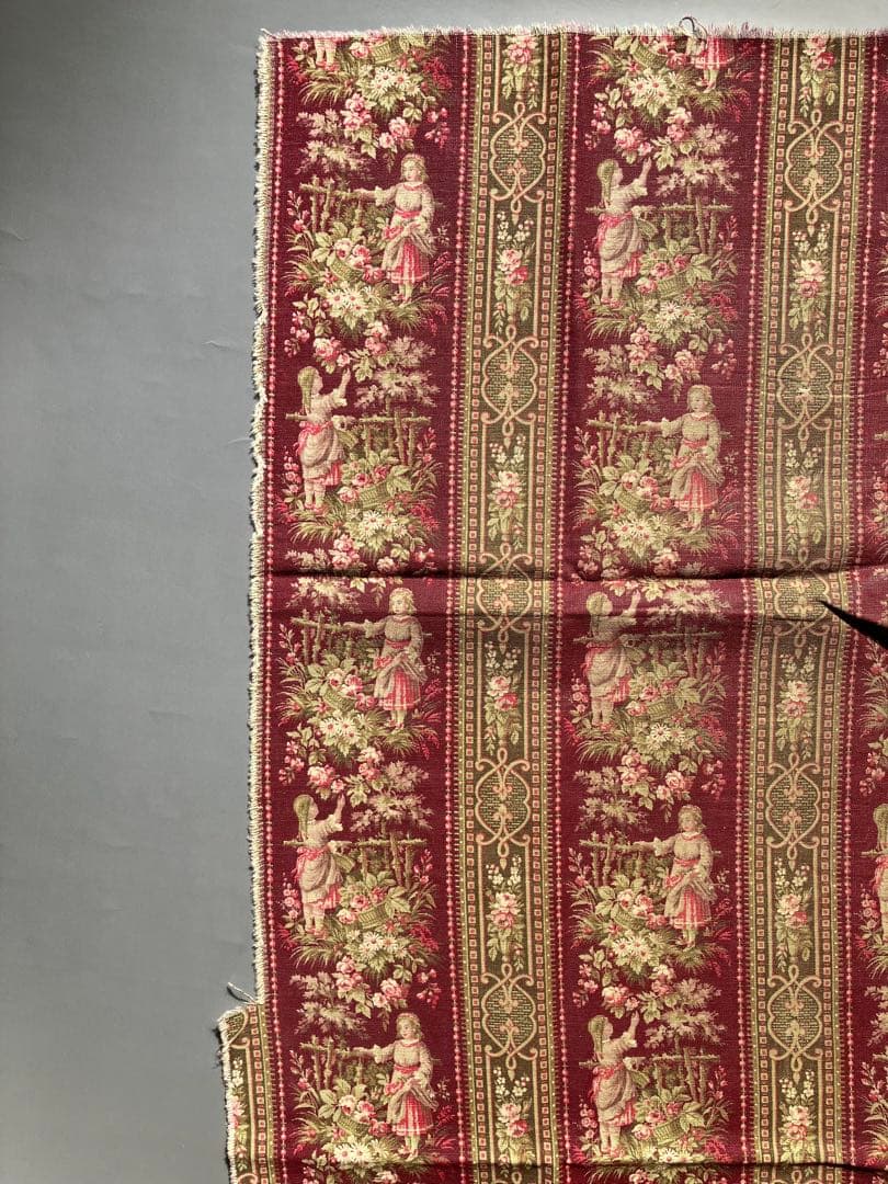 1900年代初頭頃　レア　ボルドー色の花摘みの少女の綿布　フランスアンティーク