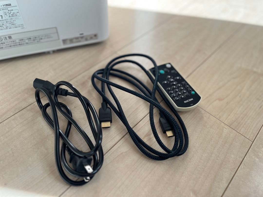 【美品】RICOH超短焦点コンパクトプロジェクター　PJ WX4141N