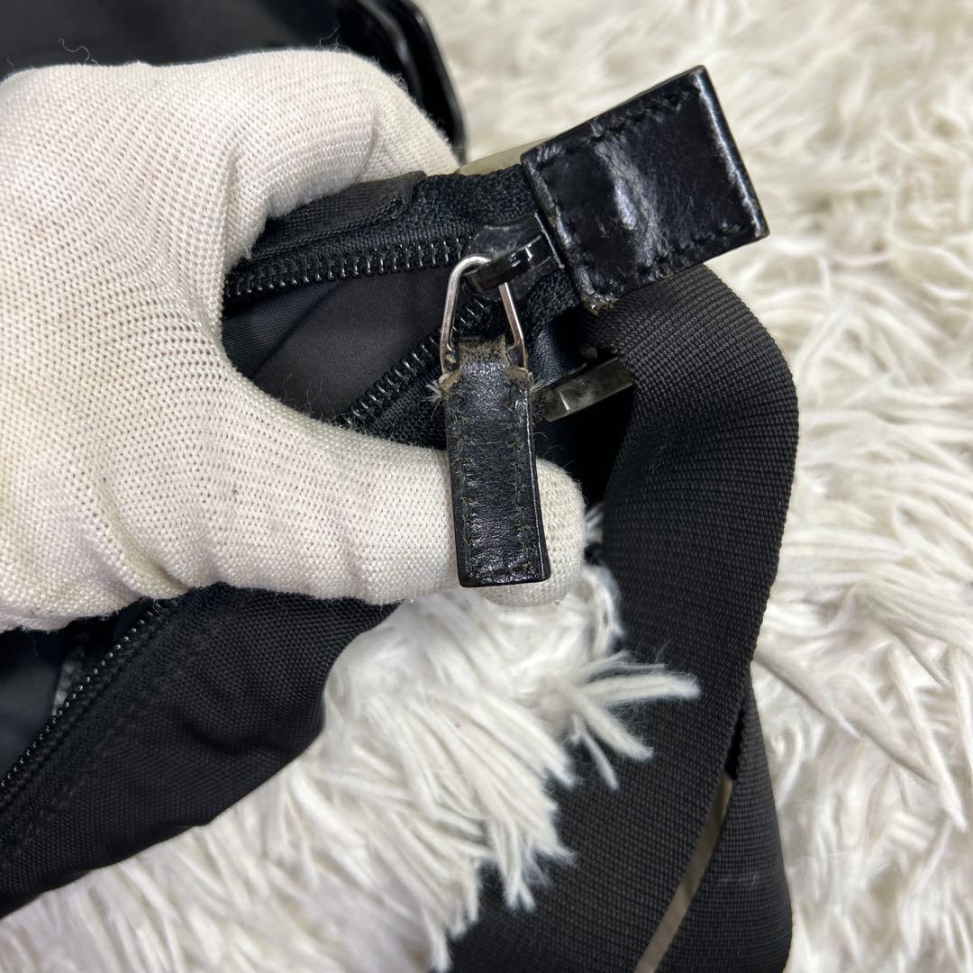 GUCCI ショルダーバッグ　ロゴプレート　ナイロン　ブラック　ロゴ