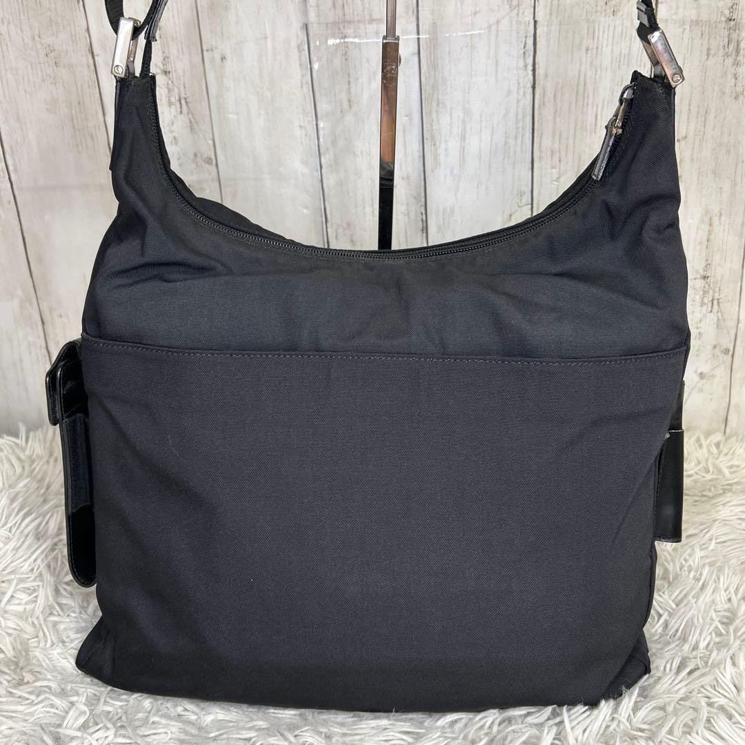 GUCCI ショルダーバッグ　ロゴプレート　ナイロン　ブラック　ロゴ