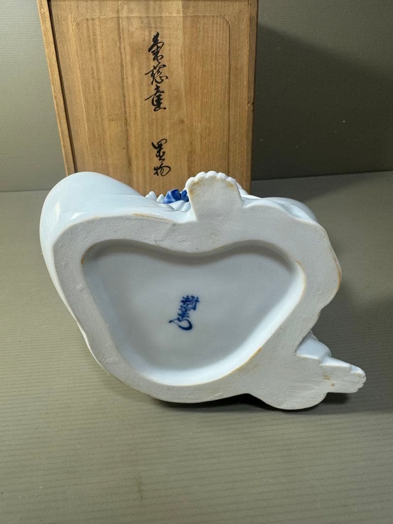 2613希少　人間国宝　十三代　酒井田柿右衛門　「太白菊童子　彫」　置物　未使用