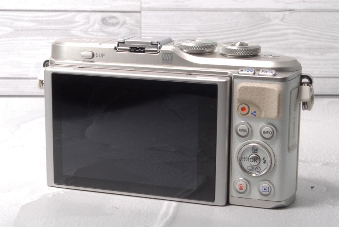 Lucyさま　オリンパス　PEN E-PL9 14-42mm EZ