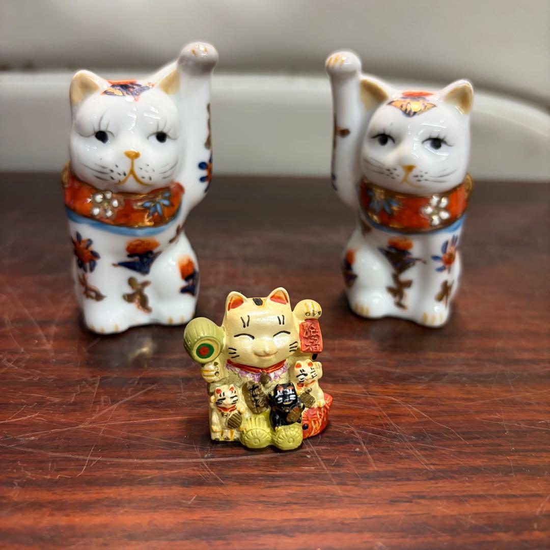 ＡＴー２０２ とても珍しい頭より手の高い招き猫 陶器製 花柄装飾 3体セット