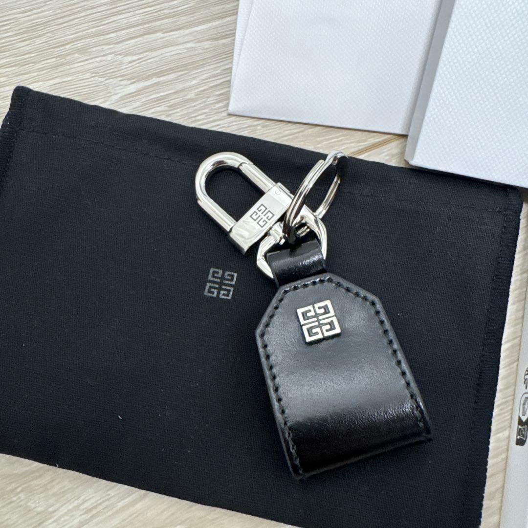 GIVENCHY ブラックレザーキーホルダー