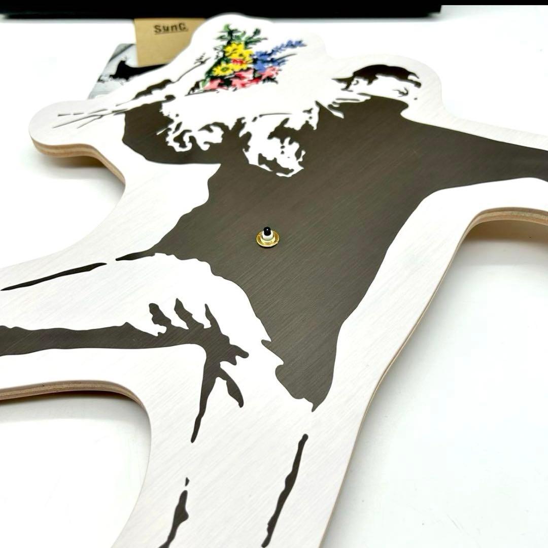 バンクシー カリモク インテリア 壁掛時計 フラワーボンバー 花束 投げる 男