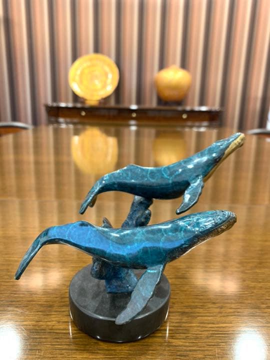 クリスチャンラッセンのクジラの家族のオブジェ