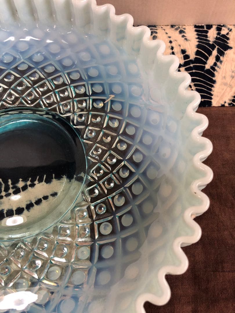 セール‼️断捨離逸品　 縁波形フリル ブルーオパールセントボウル