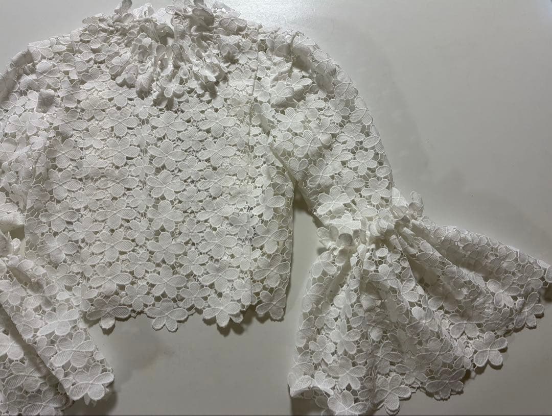 bibiy. LOTTY LACE TOPフレア袖 花柄レース トップス