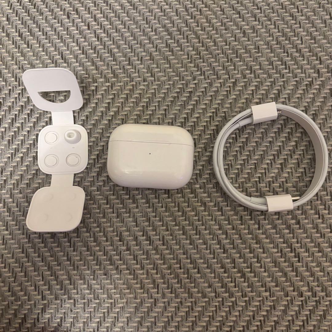 AirPods Pro ワイヤレス充電ケース付き　右耳のみ