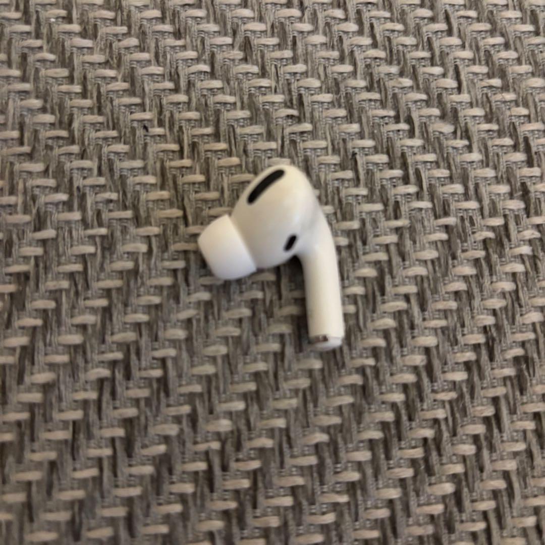 AirPods Pro ワイヤレス充電ケース付き　右耳のみ
