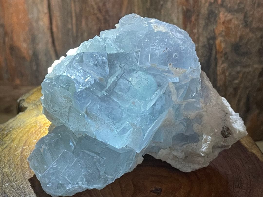 フローライト　原石　巨大結晶　美しいスカイブルー　アクアマリンカラー　虹　蛍石