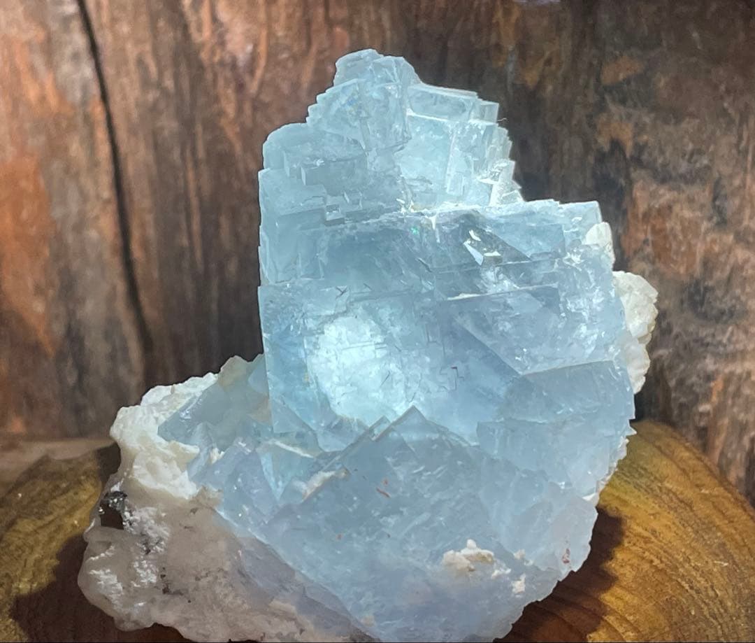 フローライト　原石　巨大結晶　美しいスカイブルー　アクアマリンカラー　虹　蛍石